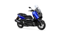 【ヤマハの人気スクーター】ツーリングも余裕の250cc「XMAX ABS」に2026年モデルが登場！MAXシリーズを象徴する新色と快適装備を解説