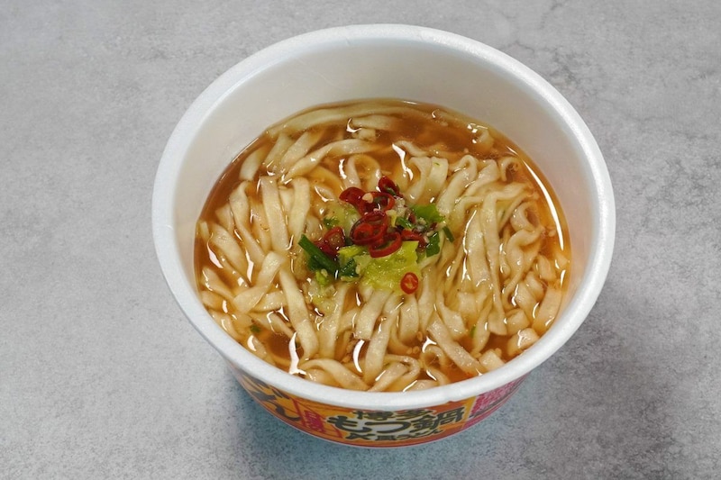 「日清のどん兵衛 博多もつ鍋〆風うどん」赤唐辛子とニラと醤油の香りが本格的なモツ鍋っぽい