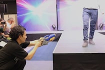 【ワークマン独自取材】気温45℃やモデルに水かけも!? 異常な新製品発表会の裏側と「不審者パーカー」に隠された“安さのカラクリ”