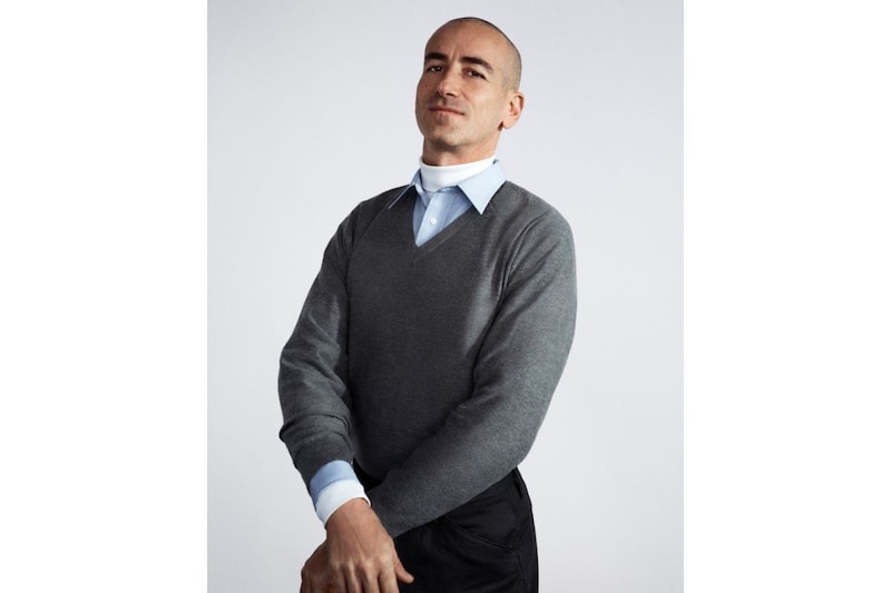 フランチェスコ・リッソ
イタリア生まれのデザイナー。フィレンツェ、ニューヨーク、ロンドンでファッションを学んだのち、プラダで約10年間にわたり、物語性とものづくりに対する緻密なアプローチを築き、豊富なデザイン経験を積んだ。
2016年から2025年までマルニのクリエイティブ・ディレクターとして、音楽、アート、文化に着想を得た大胆で独創的なビジョンをブランドに与えた。教育にも熱心で、世界有数の 美術・デザイン学校で客員講師として活動。現在はジーユーのクリエイティブ・ディレクターを務める。