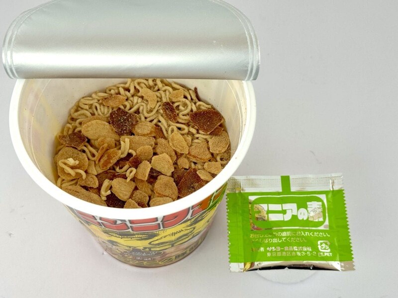 サンヨー食品
ニンニクマニア ニンニク豚醤油味／別添の「マニアの素」を追いがけすることでニンニクの香りと旨味がさらに倍増