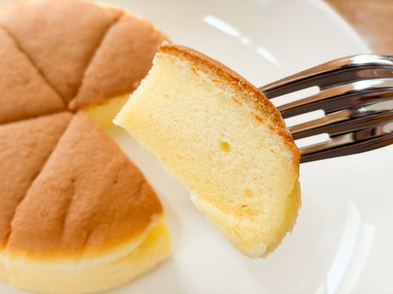 生地はプルプルでフワっと柔らかく、口当たりがとっても優しい！　しっとり感もあって、口の中でとろけるようです