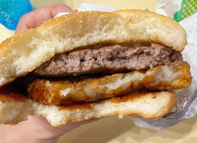 あえて余計な野菜を挟まないという武骨さが、最高にストロングな仕上がり