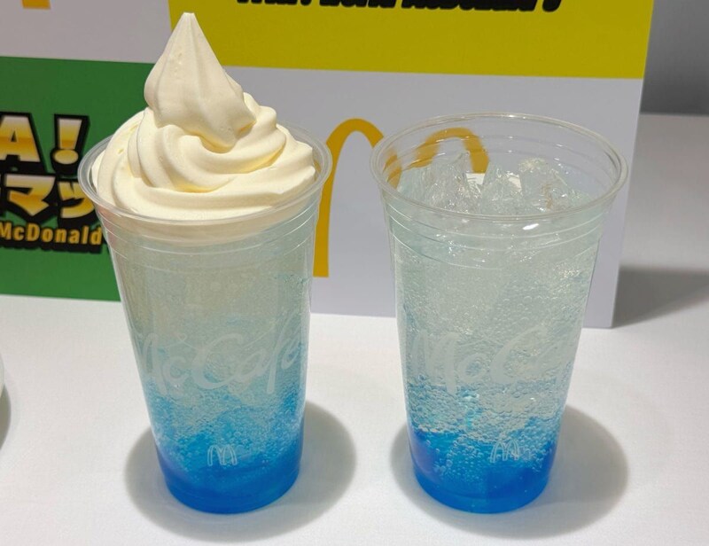 サムライブルーに染まった2種のドリンク