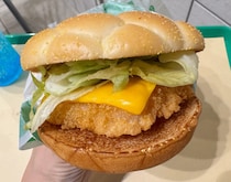 【マック新作を最速実食】初夏の暑さにガツンとくる！W杯限定「ワールドマック」全3種のバーガーを食べ比べ