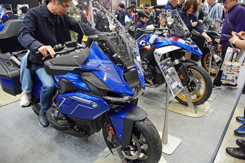 ライダーたちは迫力のある大型モデルに興味津々。
