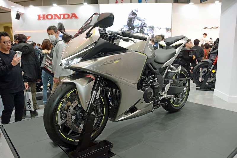 新世代のスポーティさも感じられるデザインが印象的な「CBR400R Eクラッチコンセプト」