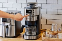 【朝のコーヒー革命】ガジェットライターが体験！豆から挽いて抽出まで全部お任せ!? ラッセルホブスの「全自動コーヒーメーカー」が優秀すぎた…