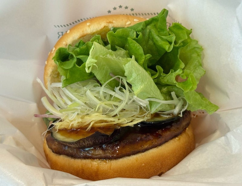見た目からリッチ感漂う「柚子胡椒香る 香味野菜の照り焼きバーガー」