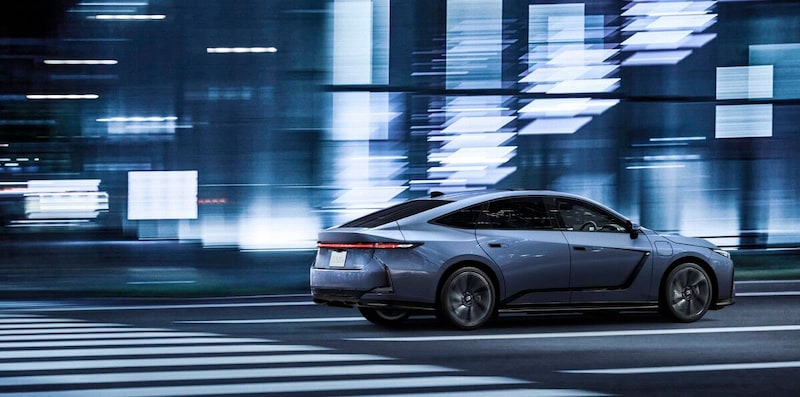 車速に応じて後輪を前輪と逆相／同相に最大4度転舵させる「Dynamic Rear Steering（DRS）」も搭載
