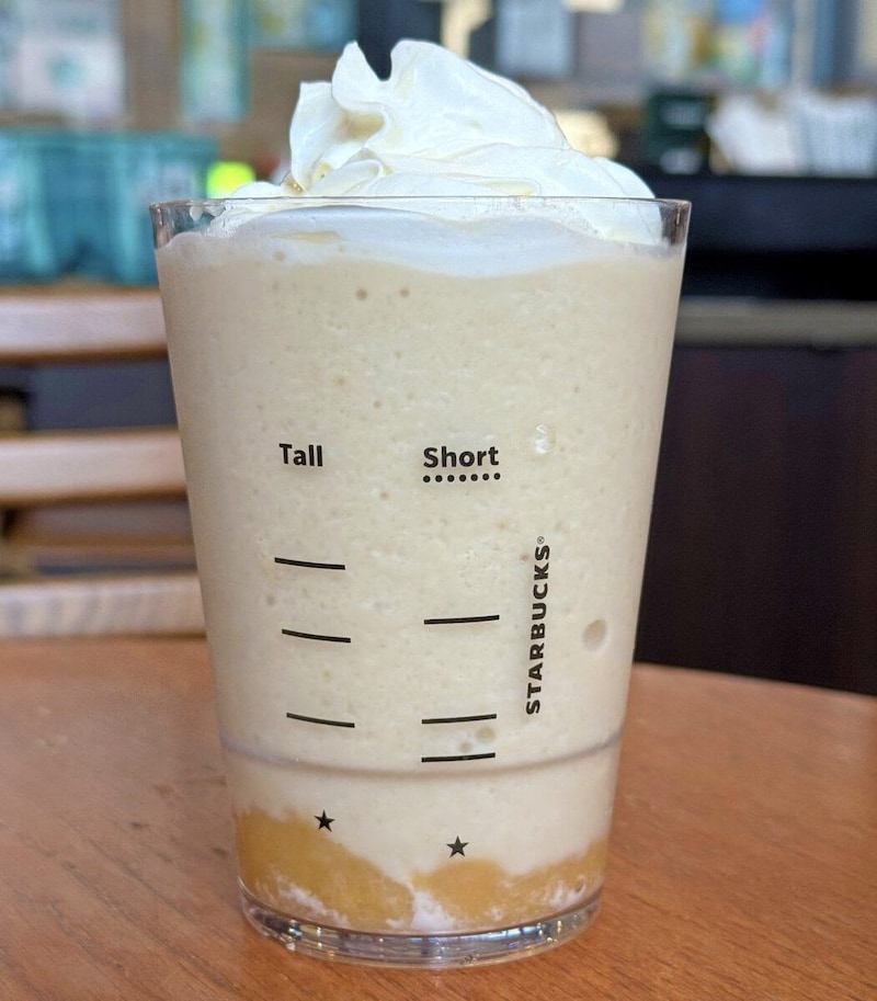 ボディはバナナパウダーとホワイトチョコレートシロップとはちみつを合わせたフラペチーノ