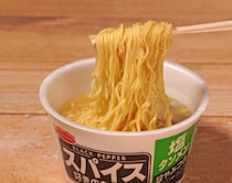 【超やみつき】エースコック新作「スパイス好き」醤油＆塩カップ麺を実食レポ。エスビー監修ペッパーがたまらない！