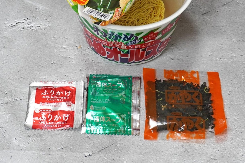 「わかめオールスター わかめラーメン しょうゆ」のかやくと粉末スープとふりかけ