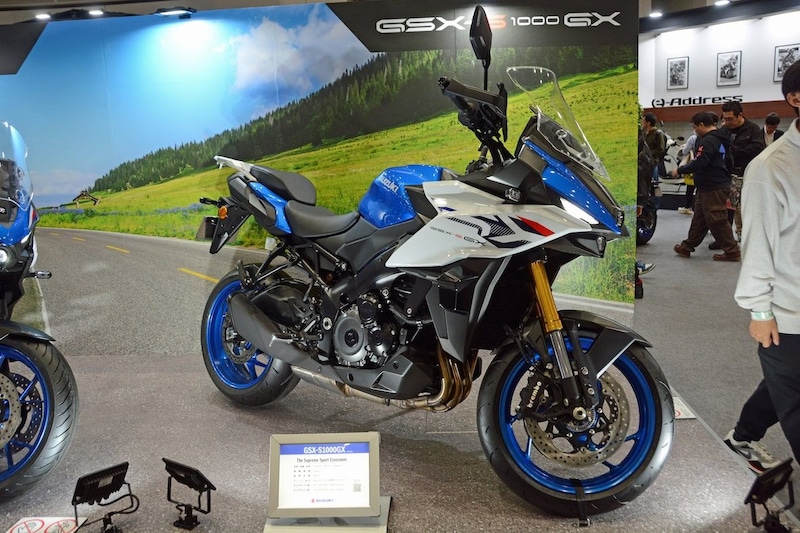 スーパースポーツモデル「GSX-R」由来のエンジンを搭載し、旅を満喫する機能と装備が魅力の快速クロスオーバーモデル「GSX-S1000GX」