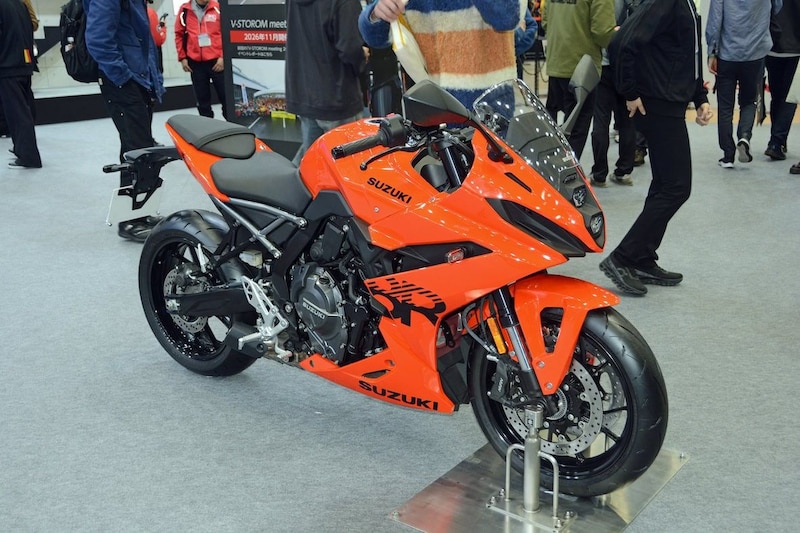 ミドルクラスのフルカウルスポーツモデルとして人気の「GSX-8R」に追加された鮮烈なオレンジカラー。