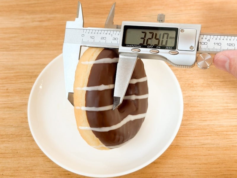 自然解凍するだけでいつでも手軽に食べることができ、しっとりとした食感の生地が特徴的なドーナッツです