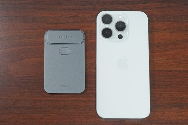 「InnAIO トランスノート」とスマホのサイズ比較
