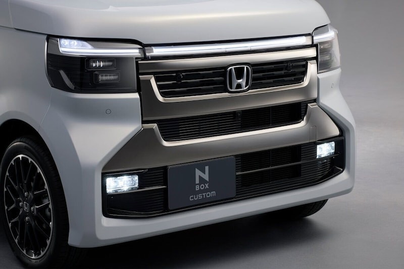 「N-BOXカスタム」ではフロントまわりのデザインを変更。より押し出しの強さを感じさせるものに