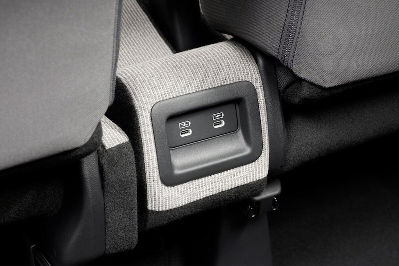センターUSBチャージャーや運転席助手席シートバックアッパーポケットなど、快適性・利便性の高い装備を拡充