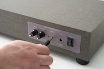 【老舗音響メーカーの本気作】テレビやPCの“薄っぺらい音”にサヨナラ！音ズレ皆無の「7cm超薄型サブウーファー」の虜になった