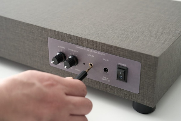 【老舗音響メーカーの本気作】テレビやPCの“薄っぺらい音”にサヨナラ！音ズレ皆無の「7cm超薄型サブウーファー」の虜になった