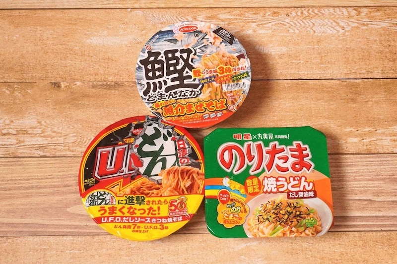 「エースコック
鰹どまんなか 暴れ旨だし魚介まぜそば」「明星 のりたま 焼うどん だし醤油味」「日清焼そばU.F.O. だしソースきつね焼そば」
