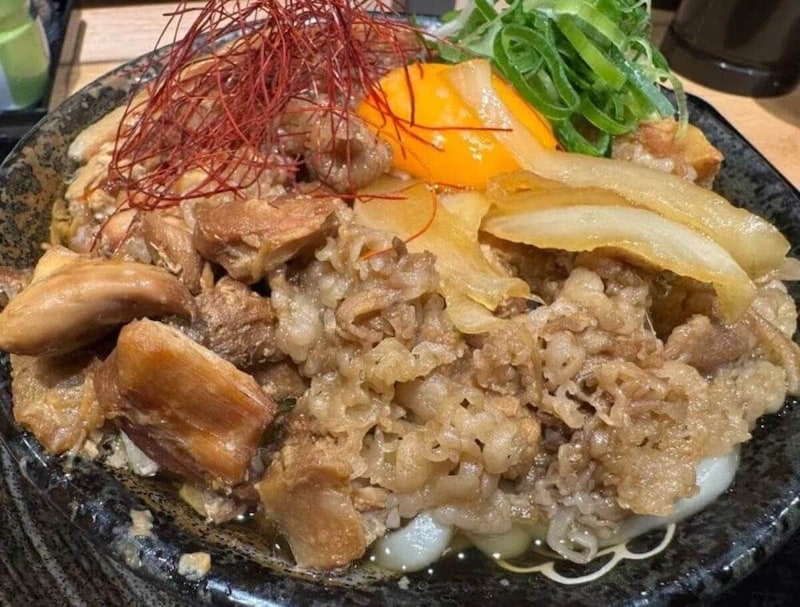 第1位 【マジで麺が見えない…デカ盛り】はなまるうどん史上最強ギルティ!2,000kcal超え「爆担々」と肉特化型店“肉まみれ”がヤバかった…グルメライターが徹底実食