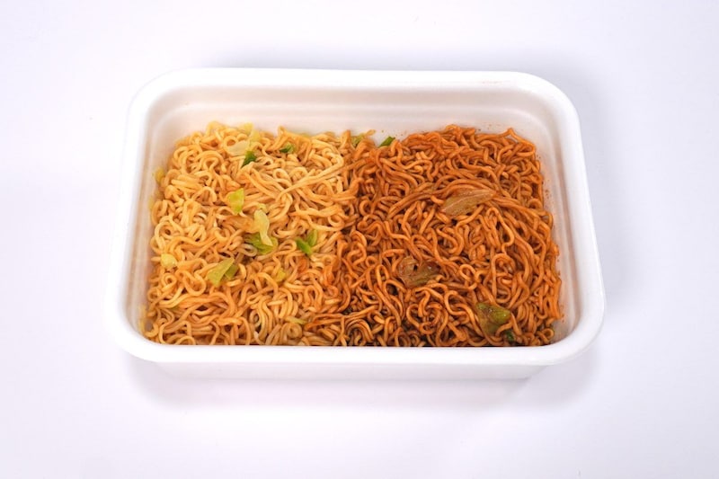 麺を半分にわけて２つのソースを混ぜる