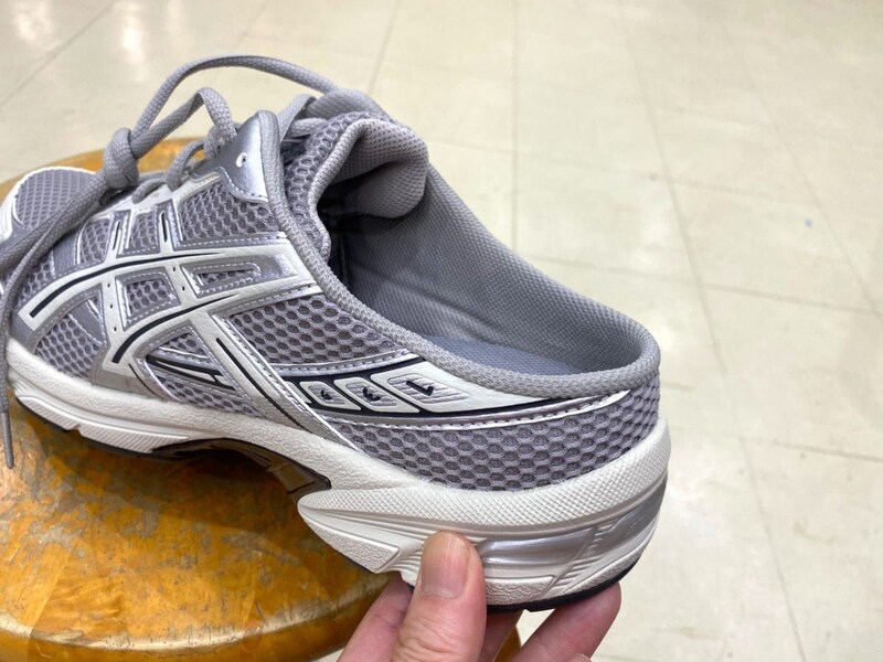 【即完注意の新作アシックス】ラクなのにオシャレに決まる。今の気分に刺さる1万円台「GEL-1130 MULE」をエディターが試し履き