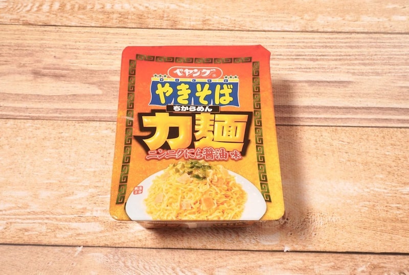 「ペヤング 力麺ニンニクにら醤油味やきそば」