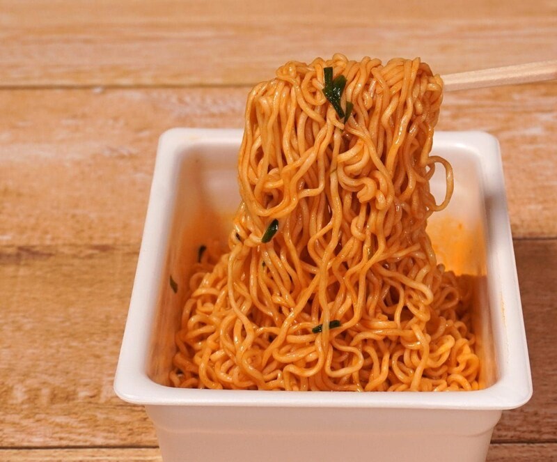 焼きそばはペヤングおなじみの麺