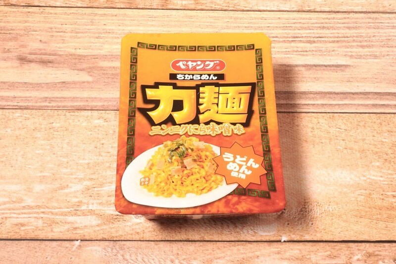 「ペヤング 力麺ニンニクにら味噌味うどん」