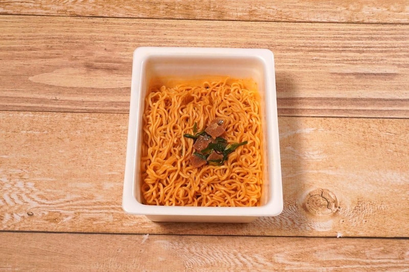 「ペヤング 力麺ニンニクにら醤油味やきそば」はにんにくとニラの香りが強い
