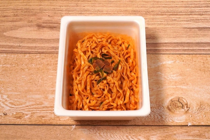焼きうどんの太さがにんにくとニラの香りによく合う