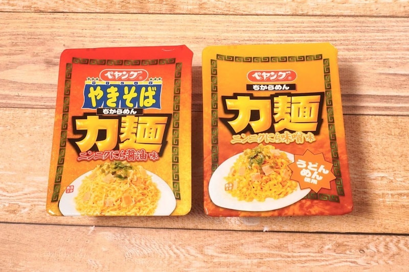 「ペヤング 力麺ニンニクにら醤油味やきそば」
「ペヤング 力麺ニンニクにら味噌味うどん」
各￥236（税別）
