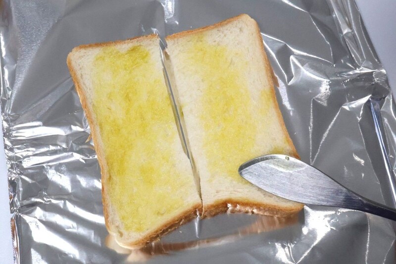食パンにバターかオリーブオイルを塗る