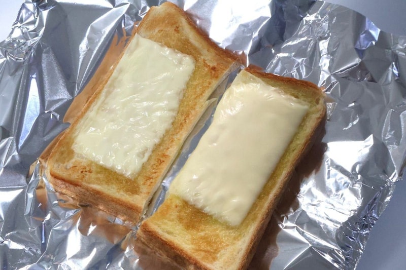とろけるチーズを乗せてトースターで焼けば完成