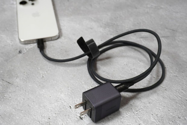 ケーブルが付属しているので、スマホ充電にも使える
