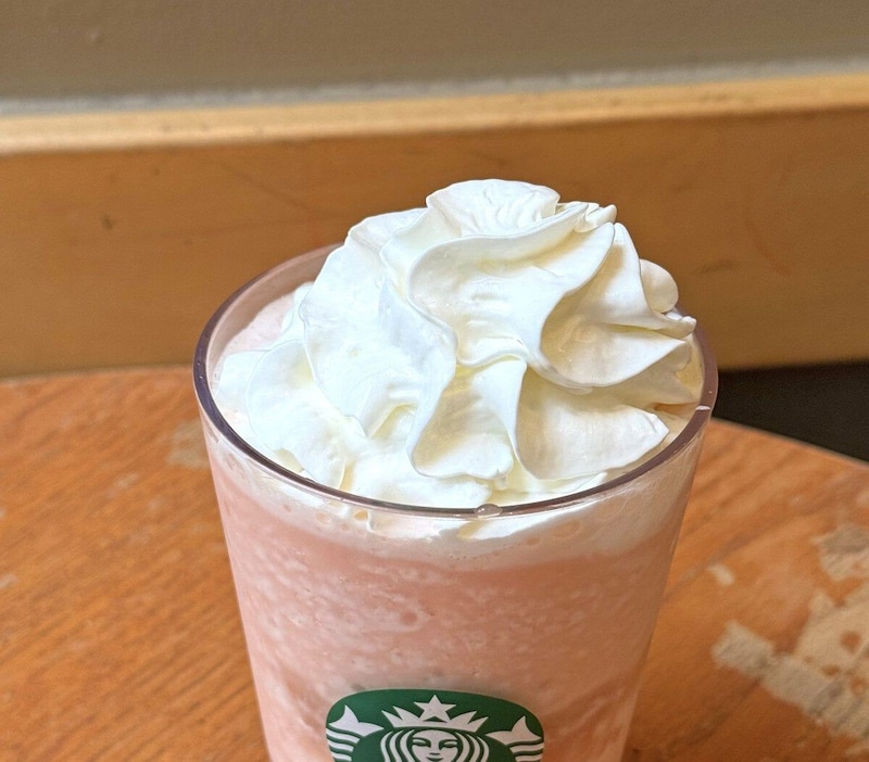 トッピングはフラペチーノおなじみのホイップクリーム