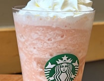 【スタバの夏到来】ゴロゴロ果肉のご褒美感がたまらん！今年の「ピーチ＆ピーチミルク フラペチーノ」は“ホイップ増し”が大正解だった