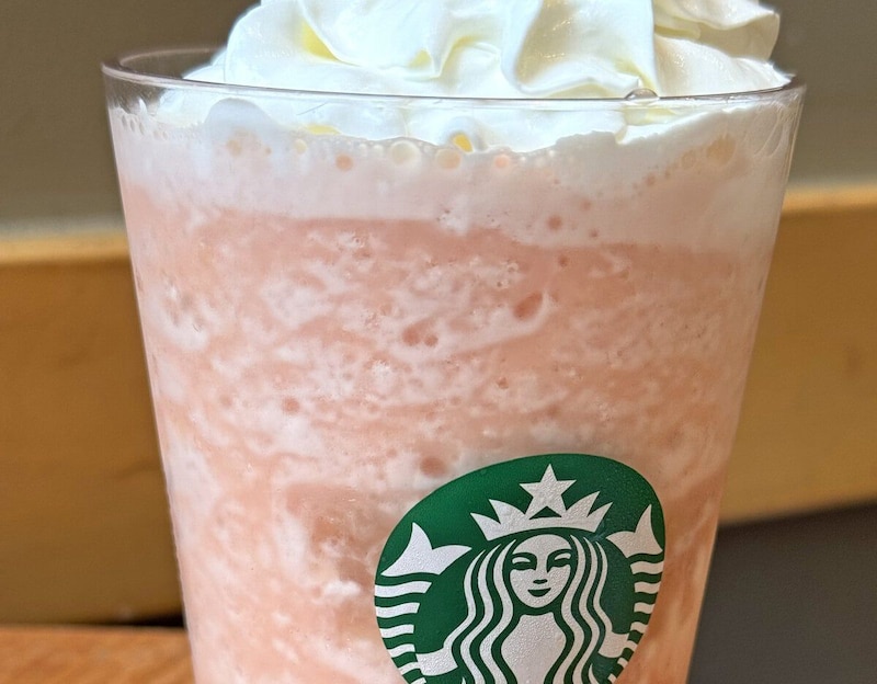 【スタバの夏到来】ゴロゴロ果肉のご褒美感がたまらん!今年の「ピーチ&ピーチミルク フラペチーノ」は“ホイップ増し”が大正解だった