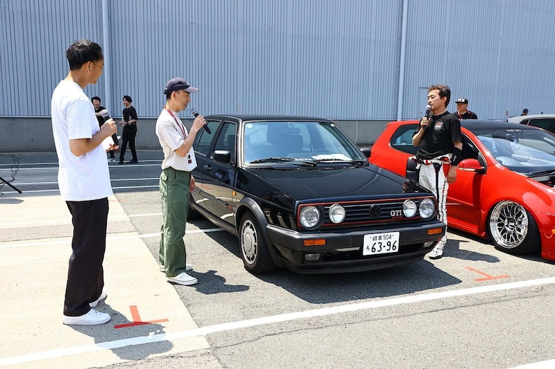 木下氏とスタッフが参加車両を紹介するコーナーの一幕