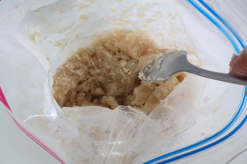 さらに細かくするにはスプーンなどで砕く