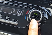 【猛暑の裏ワザ】カーエアコンの「完全お任せ」は損!? 燃費向上＆不快な爆風を防ぐ賢い使い分けをプロが解説