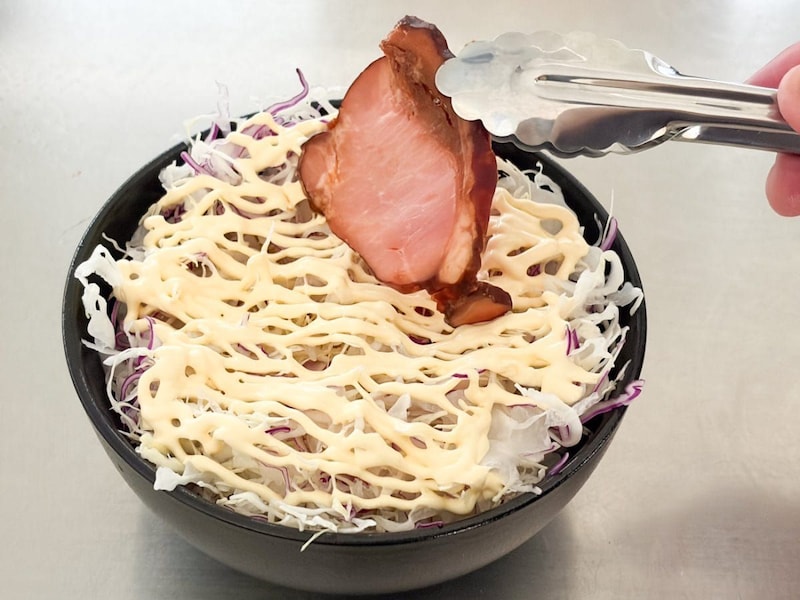 「プロ仕様 豚チャーシュー 切り落とし」は、パッケージに「醤油の奥深い味わいがクセになる。」と書かれた【業スー】の隠れヒット商品