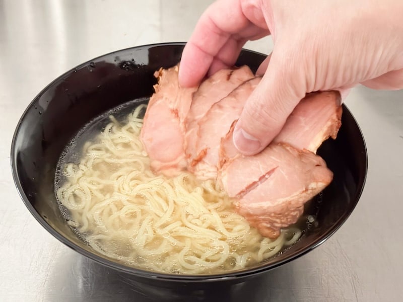 お店で注文すれば、チャーシューの追加トッピングって300円アップくらいしますよね？
