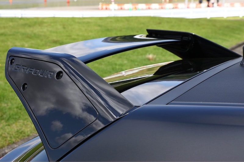 存在を主張する可変式のリアスポイラー
