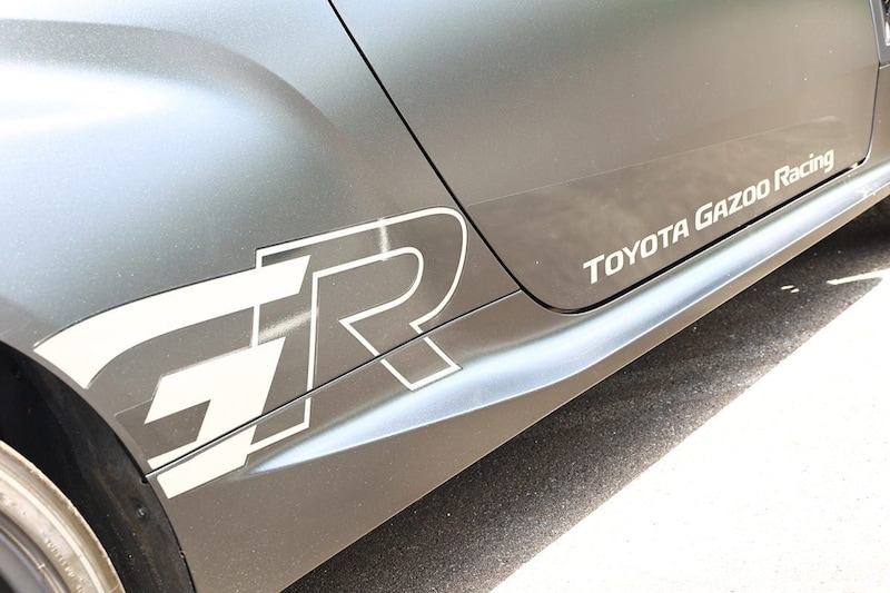 左右リヤフェンダーの前部には大きなGRデカール。マット塗装とのマッチングもいい