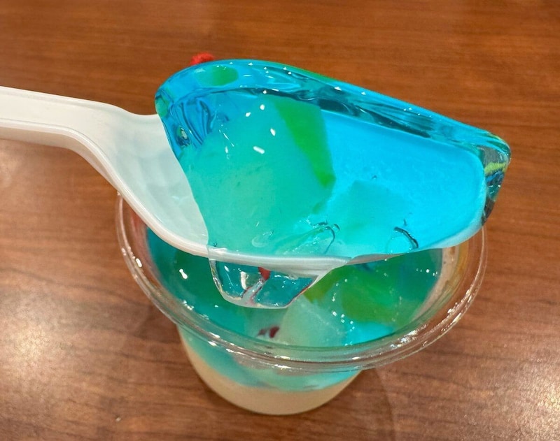 ゼリーの中にもフルーツがぎっしり！