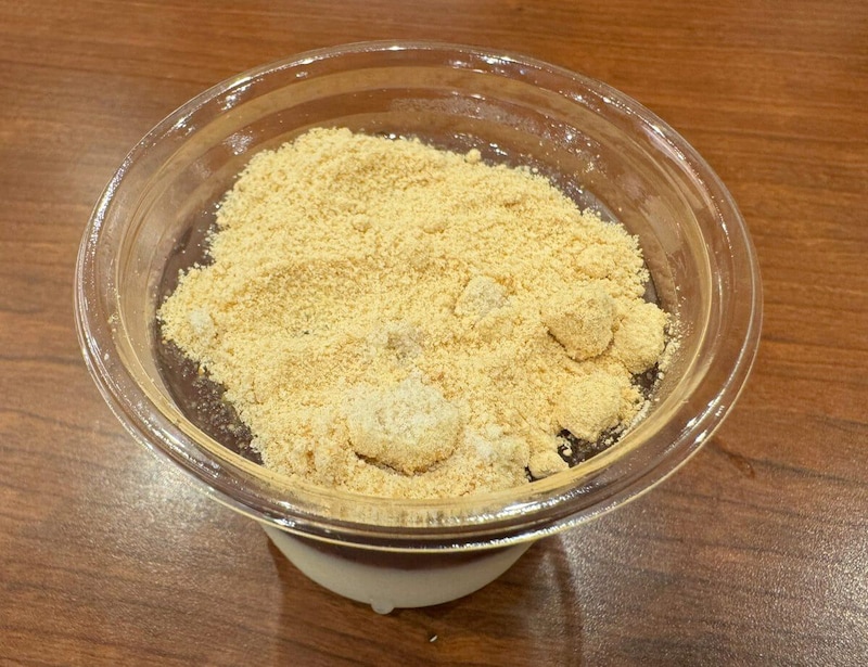別添えのきな粉を上にまぶして食べると、あんこの優しい甘みときな粉の香ばしさが広がる上品な和菓子に変化！